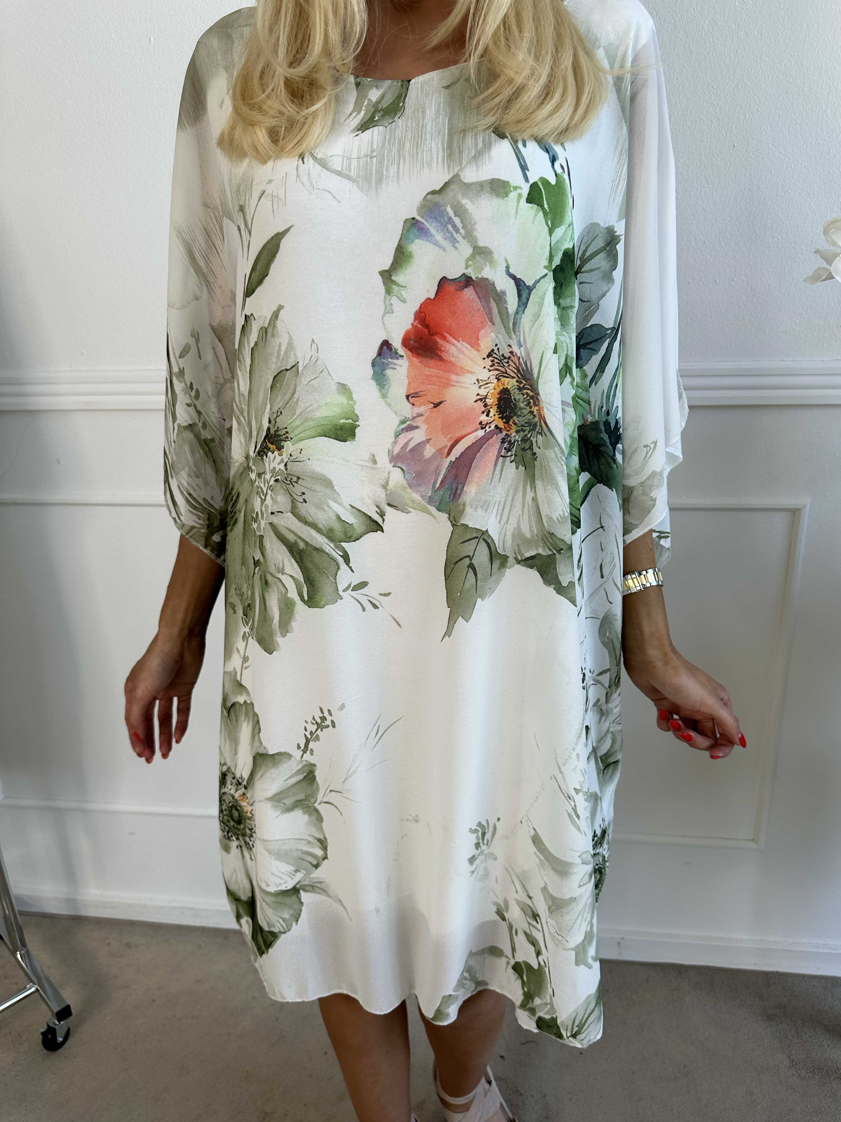 Senja - Kjole i chiffon med blomster og underkjole i viskose